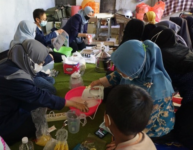 Pelaksanaan PKM - PM mahasiswa Jurusan Teknik Kimia Polinema di Desa Sukodono. Foto: dok