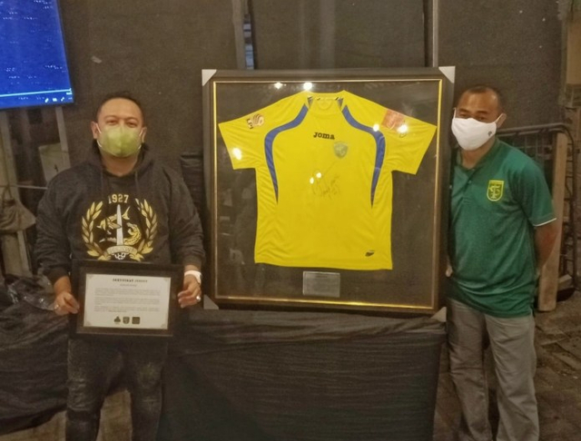 Wahyu Kenzo (kiri) saat menerima jersey dari Mat Halil, akhir pekan kemarin. Foto: Dok.Basra