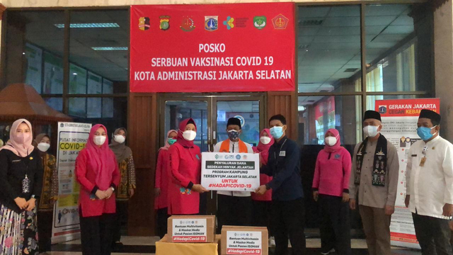 Penyerahan bantuan secara simbolis oleh Rumah Sosial Kutub (M. Gifari Dimas) kepada Plt Ketua TP PKK Kota Jaksel (Sari Isnawa Adji) dan disaksikan oleh Plt. Walikota Jaksel (Isnawa Adji)