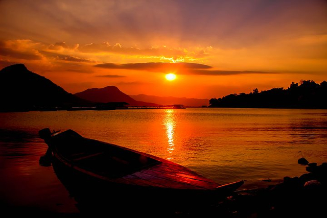 Waduk Jatiluhur salah satu contoh kenampakan buatan yang dibuat oleh manusia. Foto: Pixabay