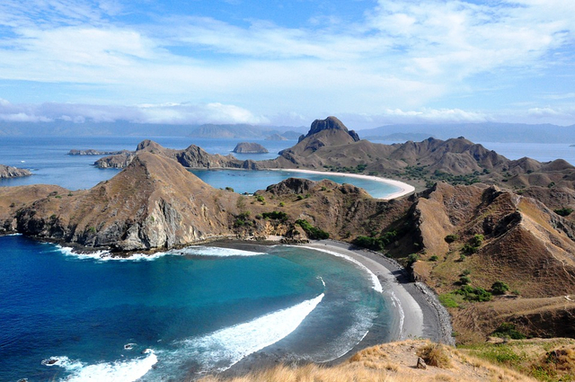 Labuan Bajo menjadi bentang alam yang menjadi destinasi wisata di Pulau Nusa Tenggara. Foto: Pixabay