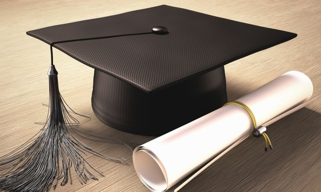 Ilustrasi toga dan ijazah. Foto: Shutterstock