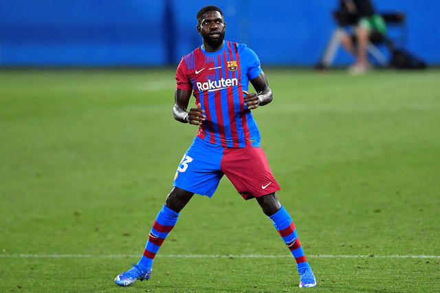 Bek Barcelona asal Prancis Samuel Umtiti memasuki lapangan selama pertandingan antara Barcelona vs Juventus, Minggu (8/8). Foto: Pau BARRENA/AFP