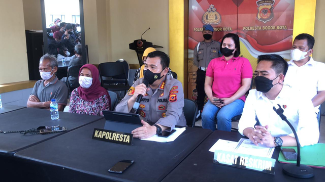 Nenek mardiyah dan suami di Polresta Bogor. Foto: Dok. Istimewa