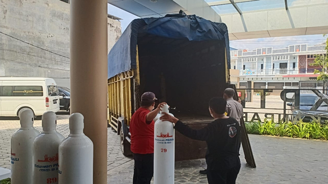 TABUNG gas sebelum dimasukkan ke dalam truk akan membawa ke RSUD Indrasari, Rengat, Inhu, Senin (9/8/2021). 