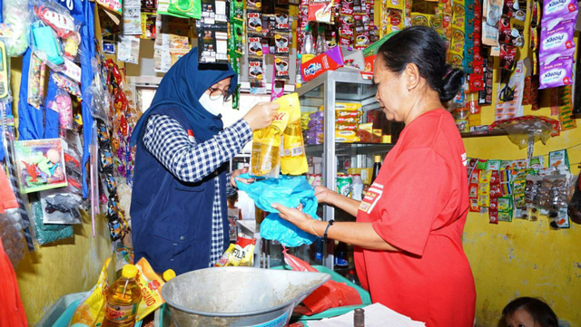 Bupati Ipuk Fiestiandani berbelanja sembako di warung sekitar rumahnya di Kebalenan, Banyuwangi. Foto: Dok. Pemkab Banyuwangi