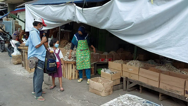 Melya dan Sony Wardana mengamen di sebuah pasar di Kota Solo.
