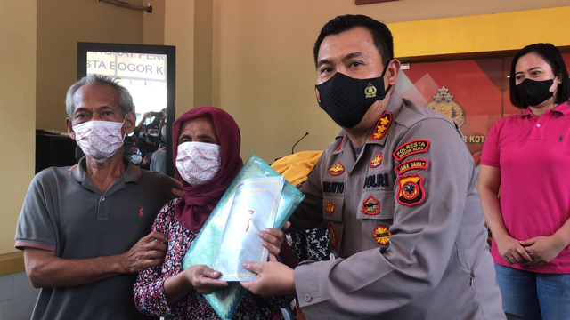 Kapolresta Bogor Kota beri beasiswa untuk cucu yang jadi jaminan utang. Foto: Dok. Istimewa