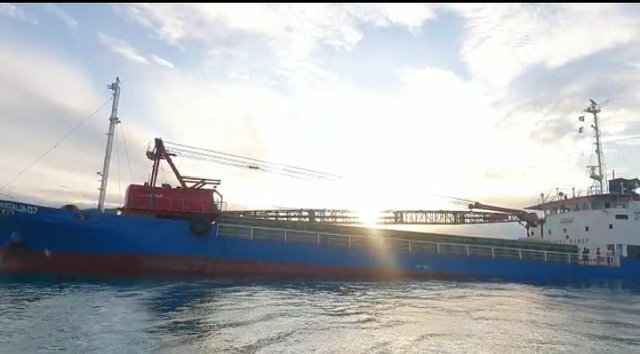 Kapal Kargo Indi Nurmatalia 07 saat karang di Manokwari