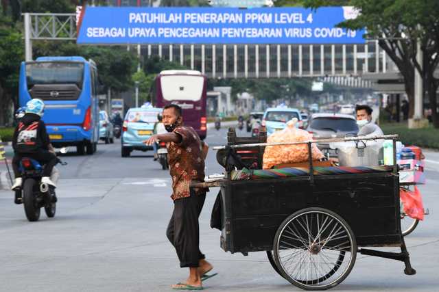 Layar elektronik menampilkan himbauan protokol kesehatan di Jalan Jenderal Sudirman, Jakarta, Senin (9/8).  Foto: Akbar Nugroho Gumay/ANTARA FOTO