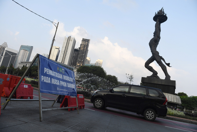 Kendaraan melintasi penyekatan PPKM di Jalan Jenderal Sudirman, Jakarta, Senin (9/8/2021). Foto: Akbar Nugroho Gumay/ANTARA FOTO