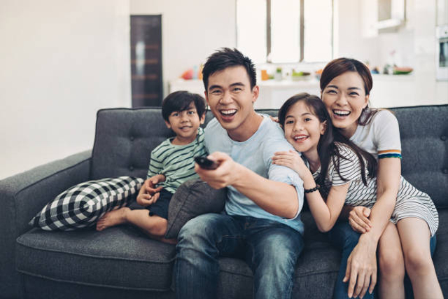 Ilustrasi menonton TV bersama keluarga. Foto: iStock