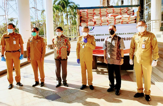 Bumi Raya Utama Group menyerahkan bantuan sosial. Foto: Dok. Bumi Raya Utama Group