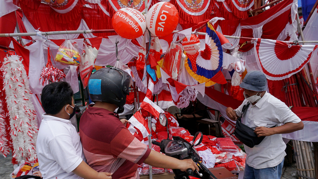 Pedagang bendera melayani pembeli di kawasan Jatinegara, Jakarta, Selasa (10/8/2021). Foto: Jamal Ramadhan/kumparan