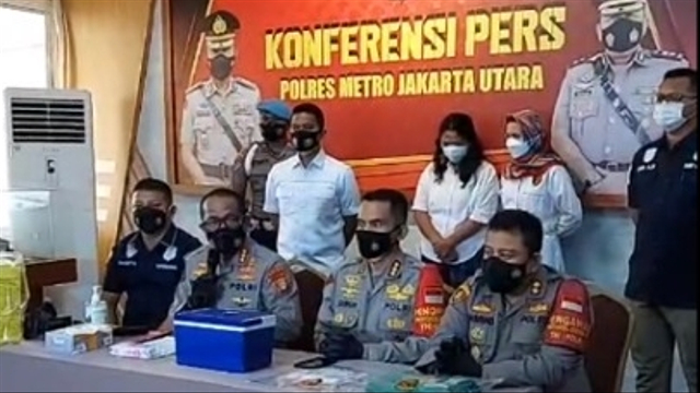 Konferensi pers Polres Metro Jakarta Utara terkait penyuntikan vaksin kosong di Jakarta Utara, Selasa (10/8). Foto: Polres Metro Jakarta Utara