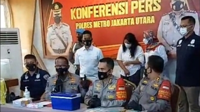 Konferensi pers Polres Metro Jakarta Utara terkait vaksin kosong di Jakarta Utara, Selasa (10/8).
 Foto: Polres Metro Jakarta Utara