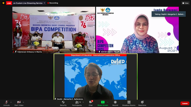 Lomba bernyanyi sedang berlangsung, diikuti oleh peserta Warga Negara Filipina