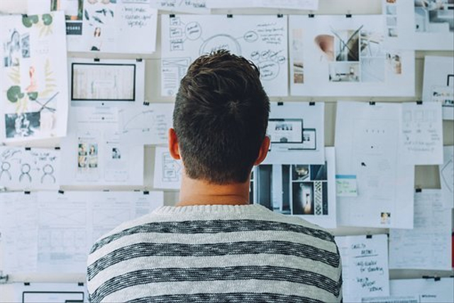Penelitian survei mengumpulkan data melalui kuesioner responden. Foto: Pixabay