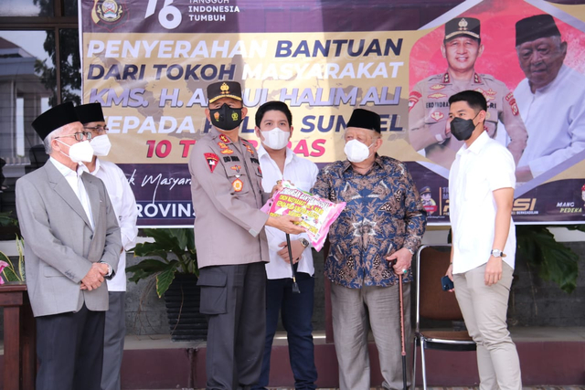 Irjen Pol Eko Indra Heri saat menerima bantuan 10 ton beras dari tokoh Palembang H Halim. (foto: istimewa)