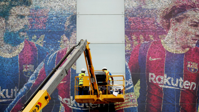 Poster Lionel Messi di kandang Barcelona dihapus. Foto: REUTERS/Albert Gea
