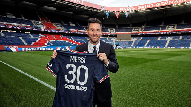 Lionel Messi pakai jersi no 30 di PSG. Foto: admin