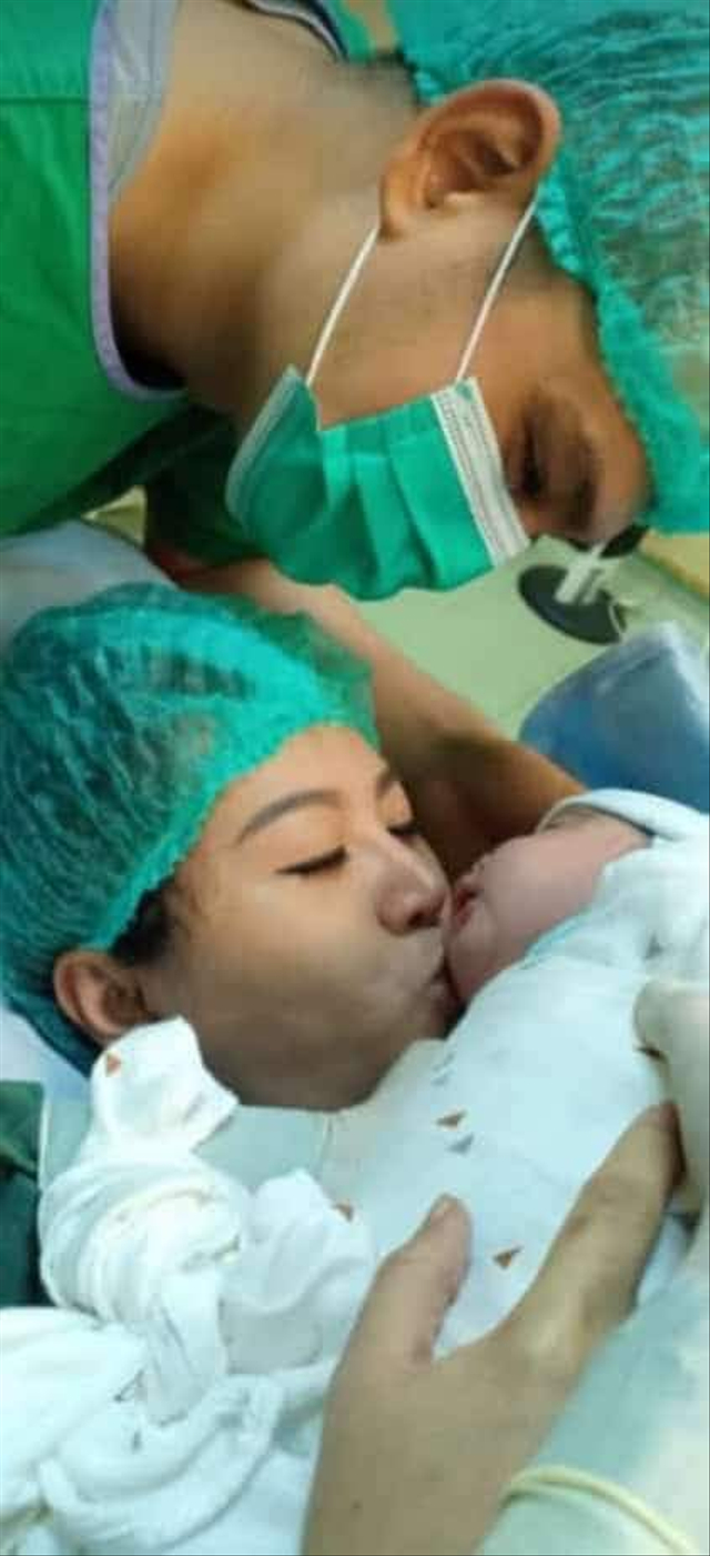 Bupati Landak Karolin Margret Natasa mencium bayi laki-laki yang baru dilahirkannya. Foto: Dok. Istimewa