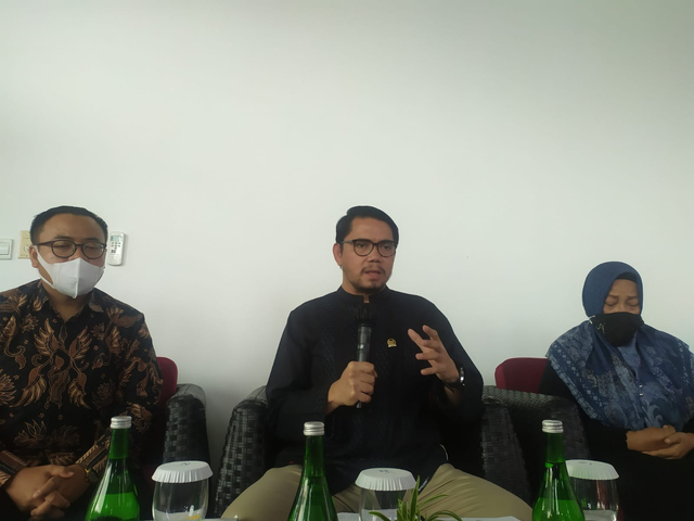 Anggota DPR RI Komisi 3 Arteria Dahlan bersama Ibunda Awang Helmi. | Foto: Ist
