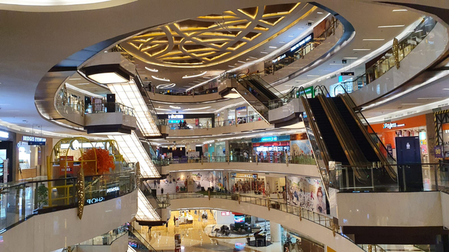 Suasana sepi di mal Kemang Village di hari libur meski sudah boleh buka. Foto: Dok. Syakir/ Pembaca