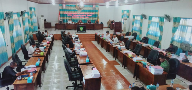 Suasana sidang paripurna dengan agenda penyampaian kata putus fraksi atas Ranperda pertanggungjawaban pelaksanaan APBD Flotim tahun anggaran 2020 yang dihadiri Bupati Flotim, Antonius Gege Hadjon. Foto : Istimewa