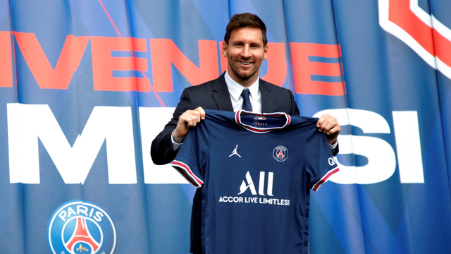Lionel Messi dari Paris St Germain menyapa para penggemar di luar stadion setelah konferensi pers. Foto: SARAH MEYSSONNIER/REUTERS