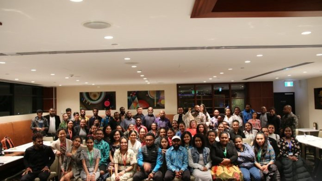 Mahasiswa Papua bersama Gubernur Lukas Enembe di New Zealand. (foto credit : Humas Pemprov Papua - lintaspapua.com)