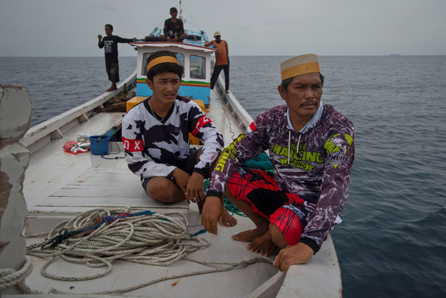 Seorang nelayan Pulau Sabira keturunan Suku Bugis, Nur Ali (kanan) bersama putranya, Akmal dan anak-anak buah kapal (ABK) berada di atas perahunya saat mencari ikan di perairan Laut Jawa, Kepulauan Seribu, DKI Jakarta. Foto: Aditya Pradana Putra/ANTARA FOTO
