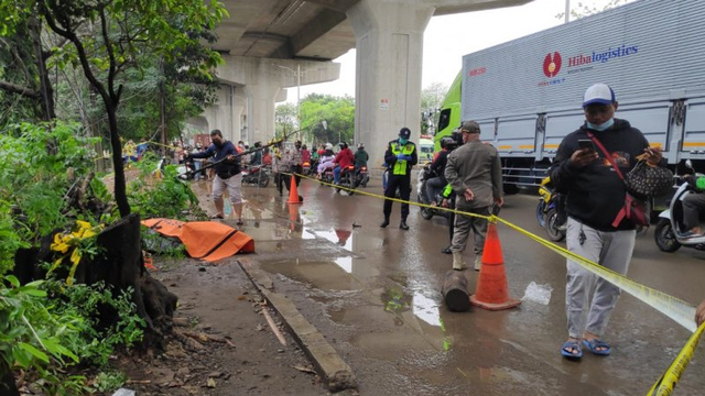Petugas Kepolisian dari Polsek Cakung melakukan olah TKP di lokasi penemuan jenazah terbungkus kardus di Cakung, Jakarta, Selasa (10/8).  Foto: Polsek Cakung/HO/ANTARA