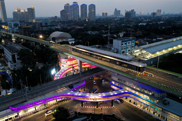 Foto udara jembatan layang (skybridge) penghubung Stasiun MRT Asean dan Halte Transjakarta CSW di Jakarta, Rabu (11/8).  Foto: Hafidz Mubarak A/ANTARA FOTO