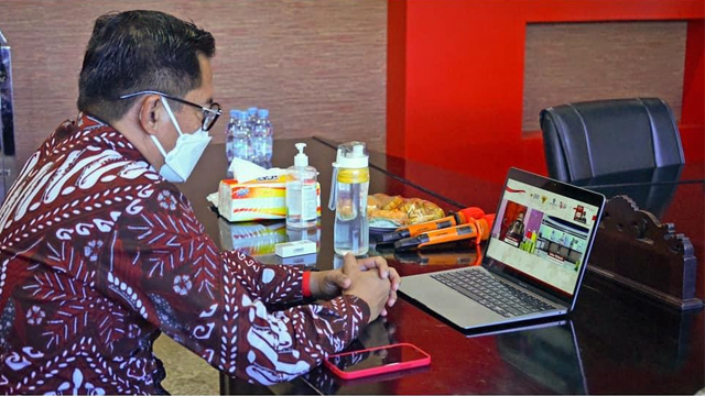 Bupati Minut, Joune Ganda, mengikuti virtual meeting peluncuran sistem OSS, yang akan mempermudah pengurusan perizinan usaha