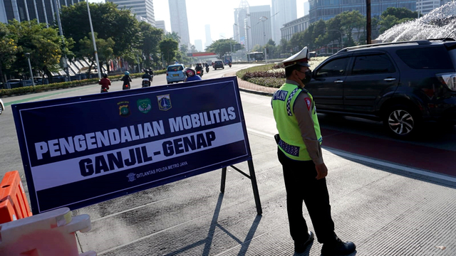 Polisi mengatur lalu lintas saat penerapan Ganjil Genap di Bundaran Senayan, Jakarta, Kamis (12/8). Foto: Jamal Ramadhan/kumparan