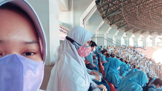 Para siswa SMA tiba di Stadion Pakansari untuk mengikuti vaksinasi di Kabupaten Bogor. Foto: Dok. Arif