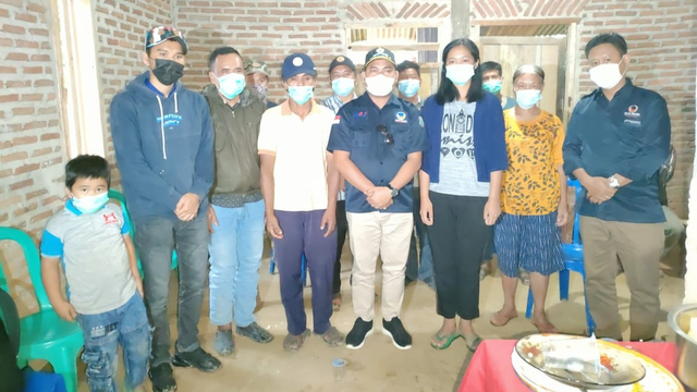 Legislator Partai Nasdem mengunjungi rumah Kristina, Paskibraka Sulbar yang gagal mengikuti Diklat Paskibraka Nasional di Jakarta karena positif COVID-19. Foto: Dok. Istimewa
