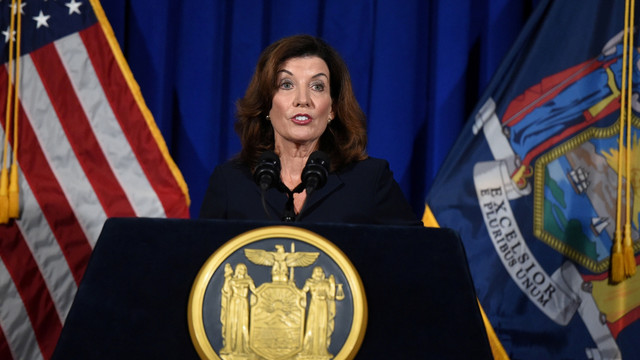 Gubernur New York Kathy Hochul berbicara dalam konferensi pers di New York State Capitol, di Albany, New York, AS, Rabu (11/8). Foto: Cindy Schultz/REUTERS