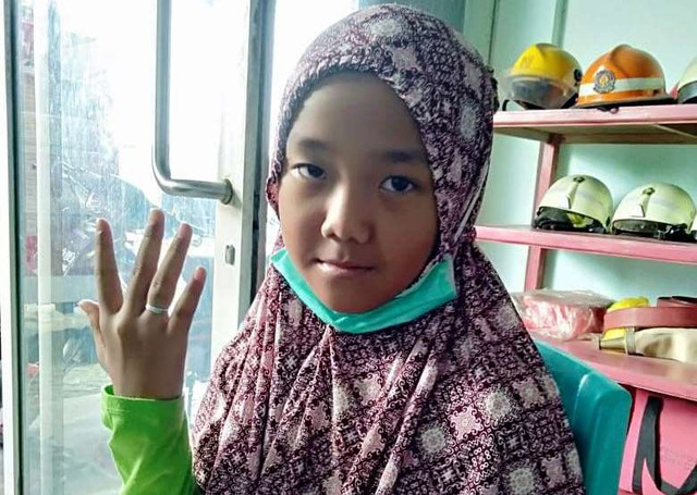 Bocah bernama Shifa (9) saat berada di Kantor UPT Damkar Bintan Utara. (Foto: Ary/Batamnews)