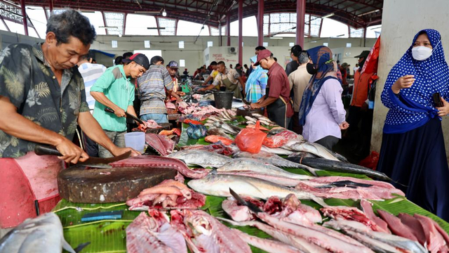 Suasana di Pasar Almahirah, Banda Aceh, pada Rabu (11/8/2021). Foto: Suparta/acehkini