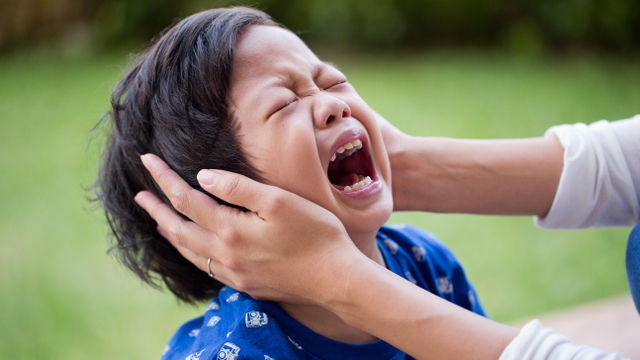 Ilustrasi anak balita berteriak karena kemasukan semut. Foto: Shutter Stock