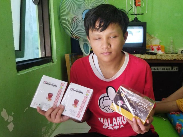 Febri menunjukkan produk wedang uwuh yang ia jual. Foto-foto: Amanah Nur Asiah/Basra