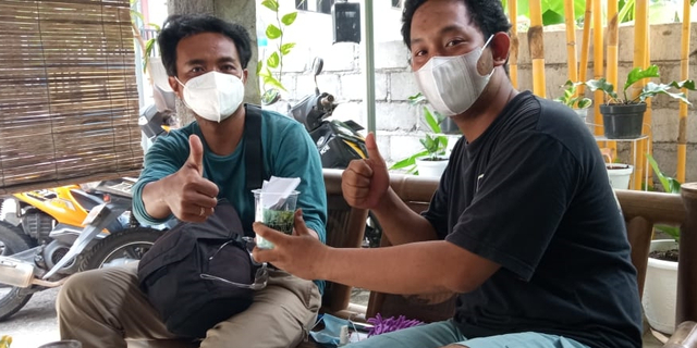 Andreas Tri Pamungkas bersama warga lain di RT6 Sengkan, Padukuhan Joho, Kelurahan Condongcatur, Kapenawon Depok, Kabupaten Sleman bahu membahu membantu tetangga yang terdampak pandemi. Foto: Dok. Pribadi