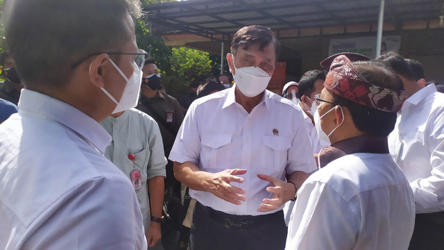 Menko Maritim dan Investasi Luhut Binsar Pandjaitan saat pantau vaksinasi di DPRD Denpasar, Bali, Kamis (12/8). Foto: Denita BR Matondang/kumparan