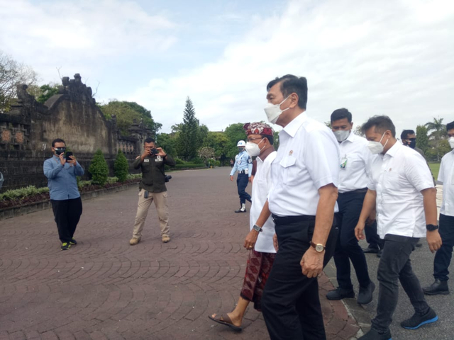 Menko Kemaritiman dan Investasi Luhut Binsar Pandjaitan saat tiba di Kantor Gubernur Bali - LSU