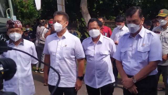Menteri Koordinator Kemaritiman dan Investasi (Menko Marvest) Luhut Panjaitan (ujung kanan) bersama Mendagri, Menteri Kesehatan dan Gubernur Bali Wayan Koster - IST