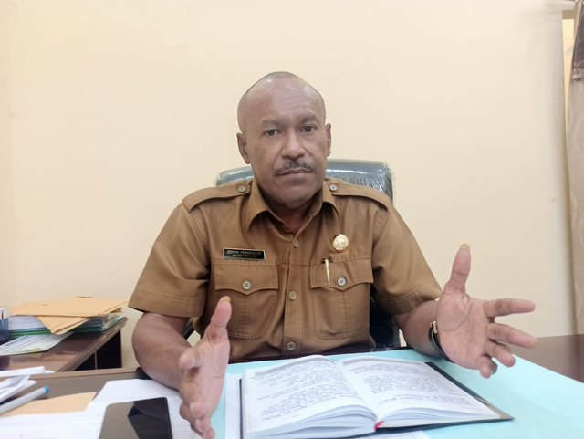 Kepala Inspektorat Sorong Selatan, Johan H. Kokurule saat memberikan keterangan kepada wartawan 