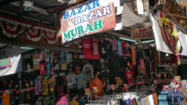 Suasana sebuah toko di Pasar Baru, Jakarta, Kamis (12/8/2021). Foto: Jamal Ramadhan/kumparan