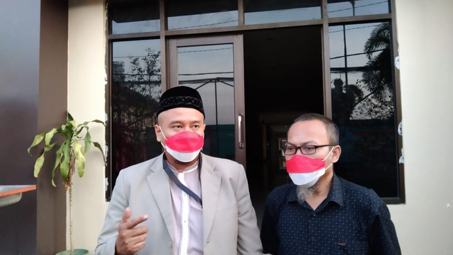 Ramadhiyan Eka Saputra atau dikenal Royan didampingi penasehat hukum Gunawan Parikesit setelah melakukan laporan Kepolisian, Kamis (12/8). | Foto: Bella Sardio/Lampung Geh